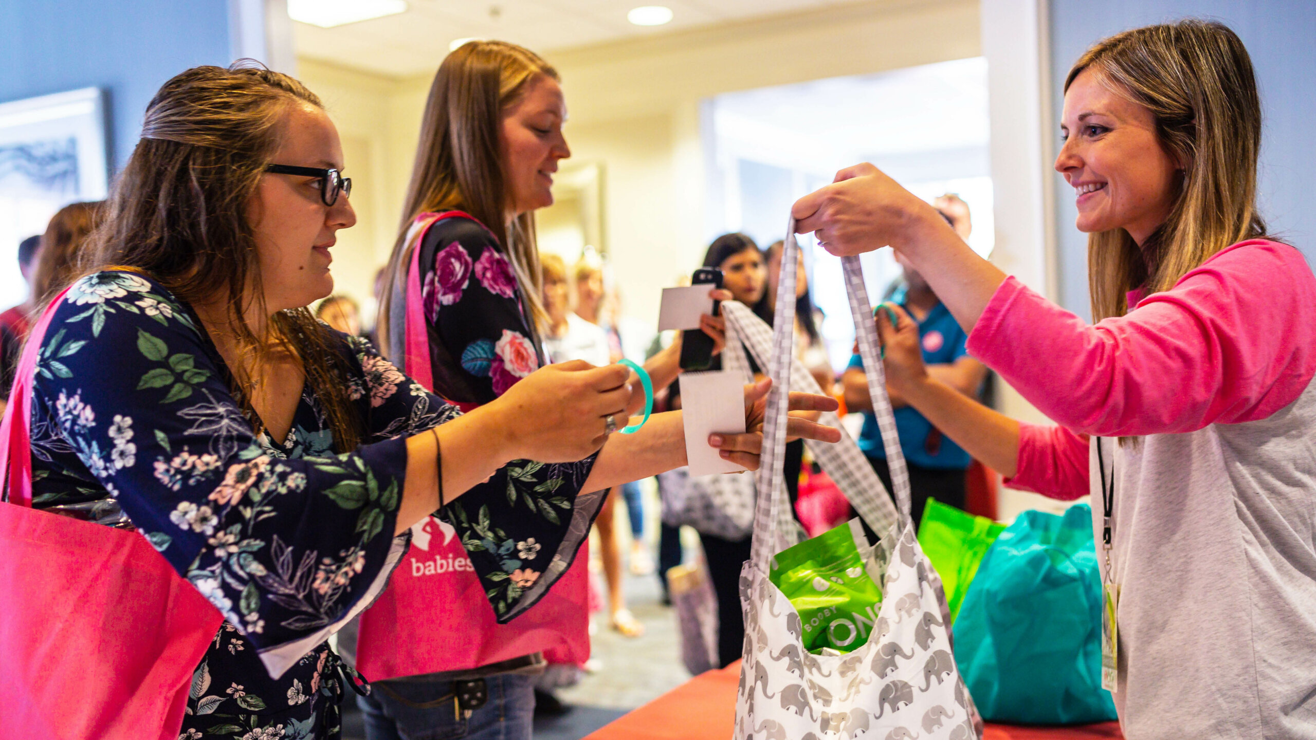 babies & bumps attendee receiving gift bag